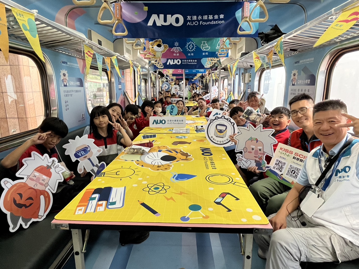 彩虹多多永續基金會參與「臺灣科普環島列車」，設計基礎科學車廂課程，以「淨零碳排和永續能源」為主題，讓學生透過創意實驗認識淨零知識，以及思考生活中的減碳行為