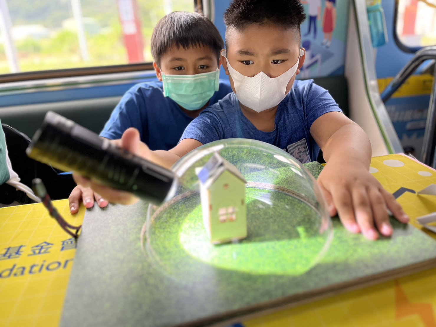 彩虹多多參與基礎科學主題車廂，以STEAM教學精神，設計「逐日科學家」、「太陽能工程師」以及「淨零建築師」三大能源科普課程和實驗