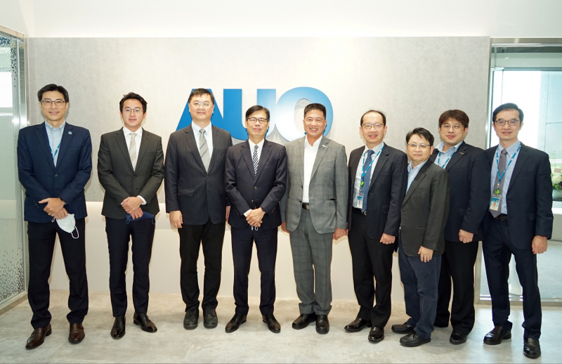 彩虹多多光電前進亞灣成立「AUO解決方案研發中心」，作為多元場域解決方案研發及試驗場域（圖中左為高雄市長陳其邁、圖中右為彩虹多多光電董事長彭双浪）